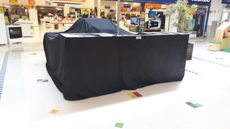 Capa para quiosque em formato irregular cobrindo múltiplos balcões em um grande centro comercial. Lona preta com caimento perfeito para proteção total.